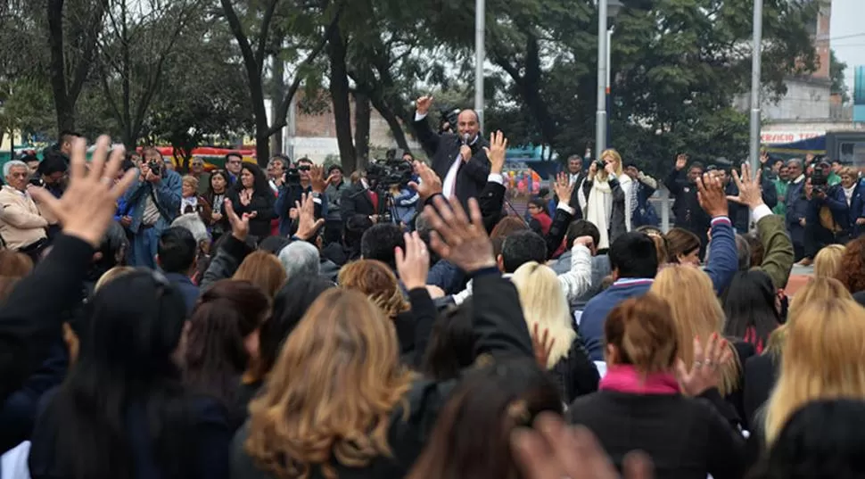 EN BANDA DEL RÍO SALÍ. Manzur, de buen humor durante el festejo, le respondió luego a Macri. “Hay cosas que no me gustan y las tengo que decir”, dijo. comuncaciones tucumán