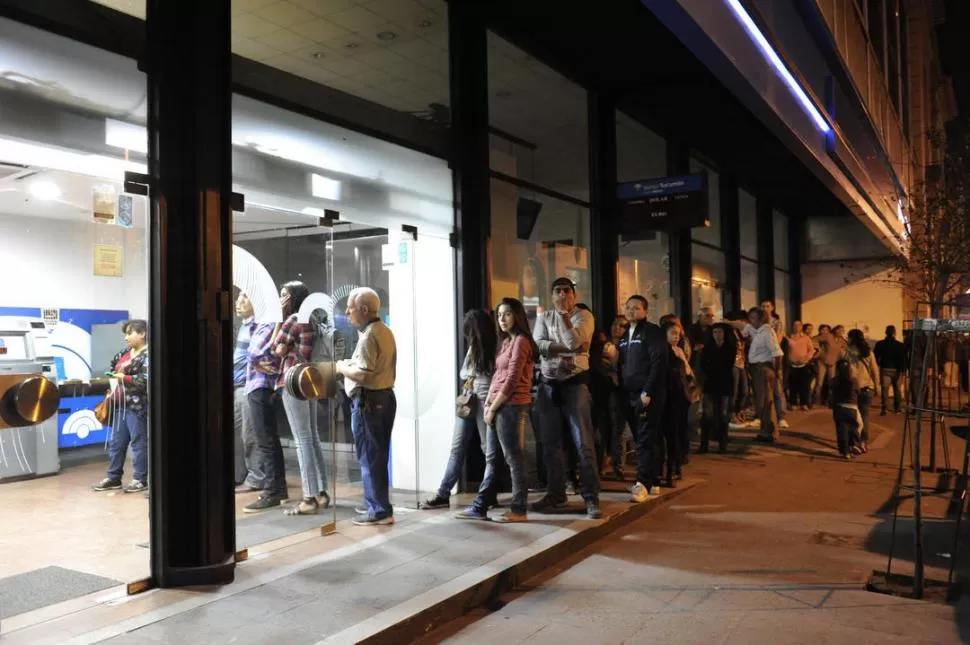 POR LOS CAJEROS. El Ejecutivo informó que está pagando a estatales el 80% restante del salario de junio. la gaceta / foto de archivo