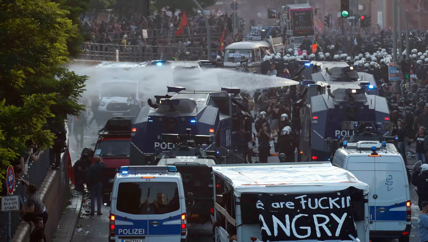 ENFRENTAMIENTOS. La Policía avanza sobre los manifestantes con carros hidrantes. REUTERS