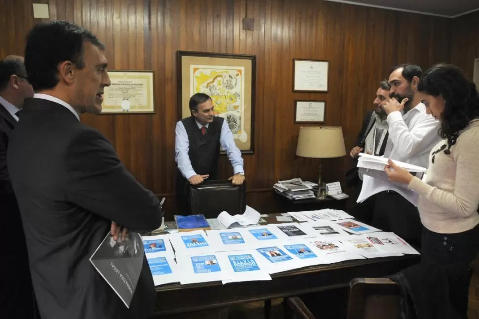 EN LA SECRETARÍA ELECTORAL. Rodríguez del Busto encabezó la audiencia con los apoderados de los partidos.  la gaceta / foto de analía jaramillo