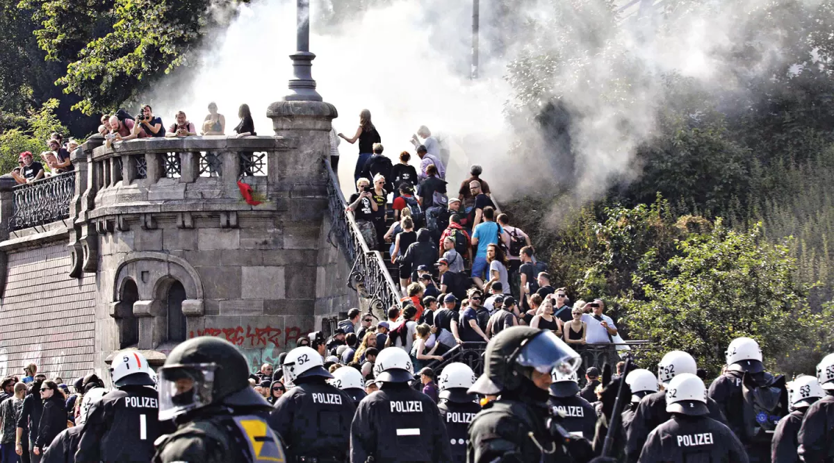 CONTROL CON LA POLICÍA ANTIMOTINES. Cientos de personas que protestaban fueron reprimidas con tanques hidrantes y gases. REUTERS