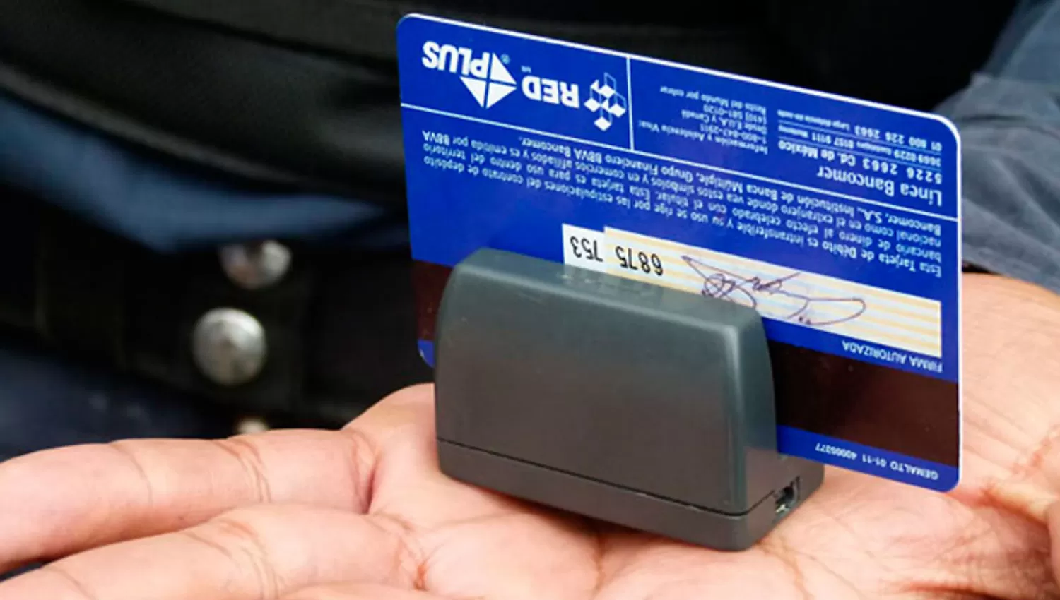 MÉTODO. Con la utilización de un dispositivo diminuto, se copia la banda magnética de una tarjeta en breves segundos