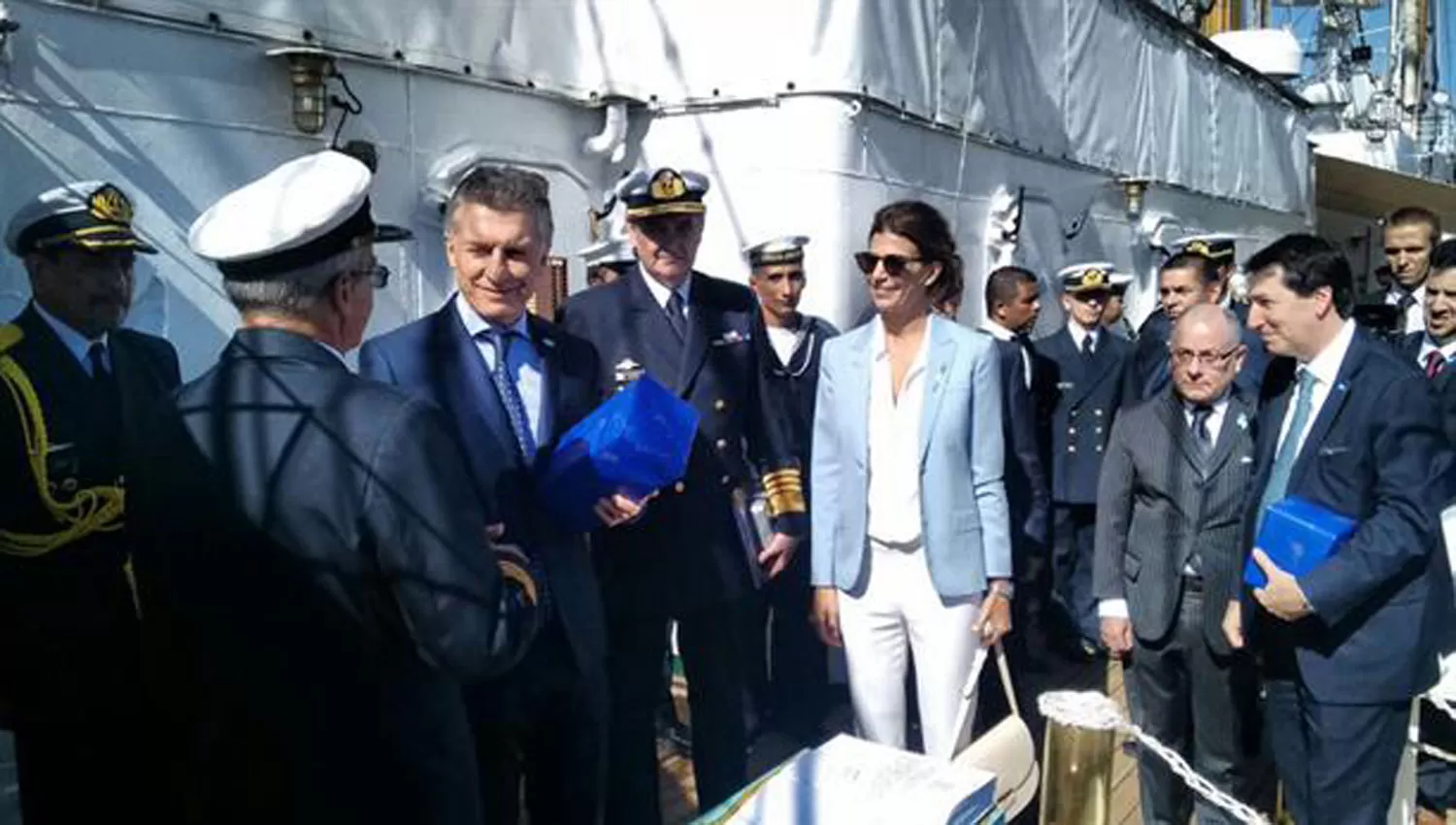 EN LA FRAGATA LIBERTAD. El presidente Macri y su esposa, Juliana Awada. FOTO TOMADA DE LA NACIÓN