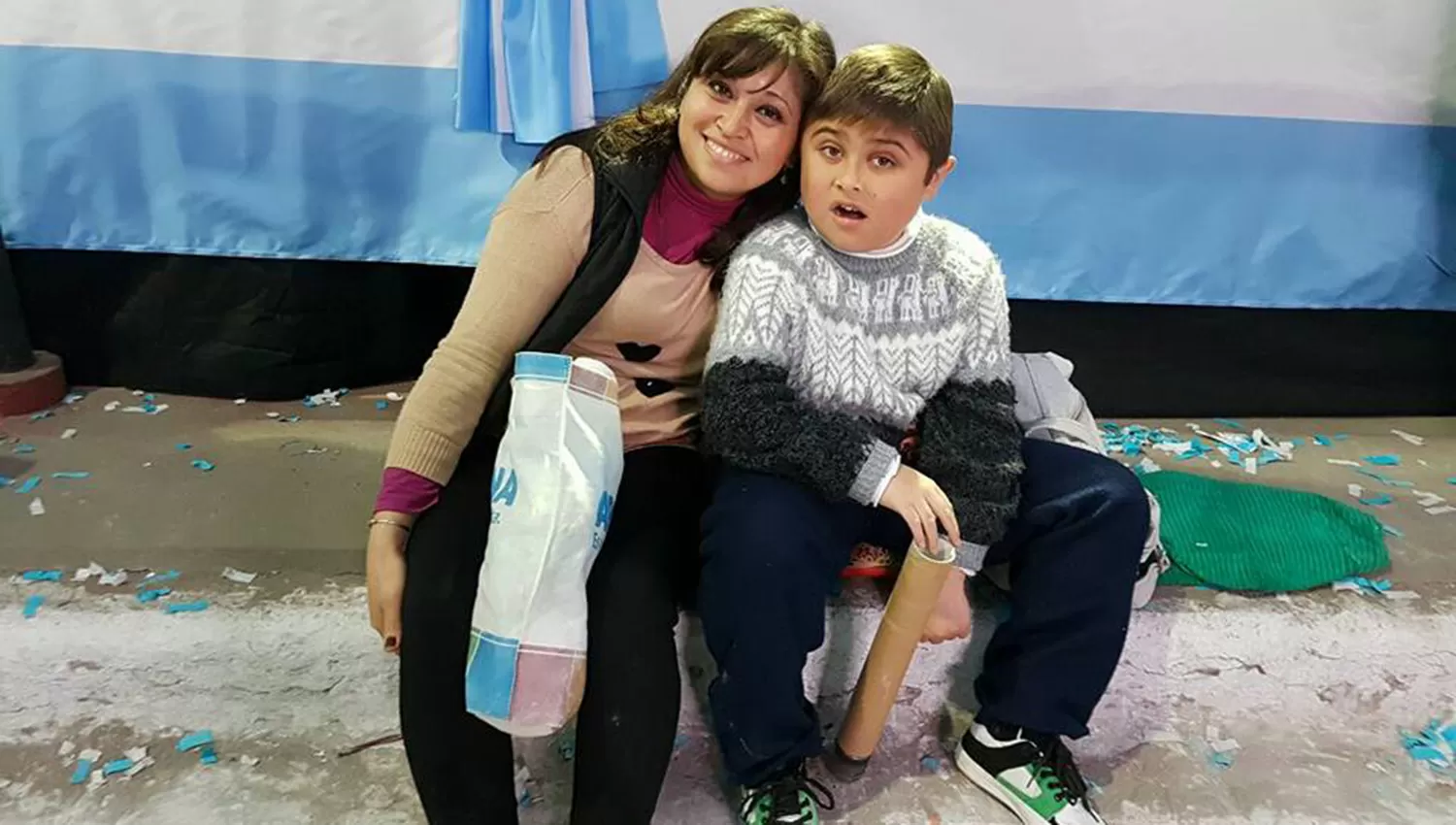 PURO AMOR. Mariana y Bautista disfrutaron del desfile patrio. (LA GACETA / MARIANA SEGURA)