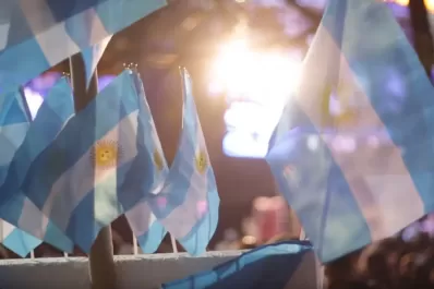 Video: todo el color de los festejos en la plaza Independencia