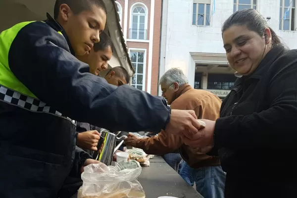 Con chocolate caliente, marchas militares y el izamiento de la bandera, arrancaron los festejos por el 9 de Julio