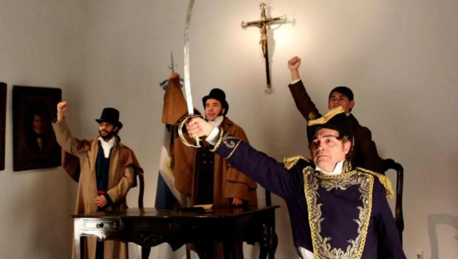 ANTE EL PÚBLICO. Los actores recrean los distintos momentos de la gesta independentista, entre ellos el acto en el Salón de la Jura, en la Casa Histórica. FOTO GENTILEZA /SEBASSRAS