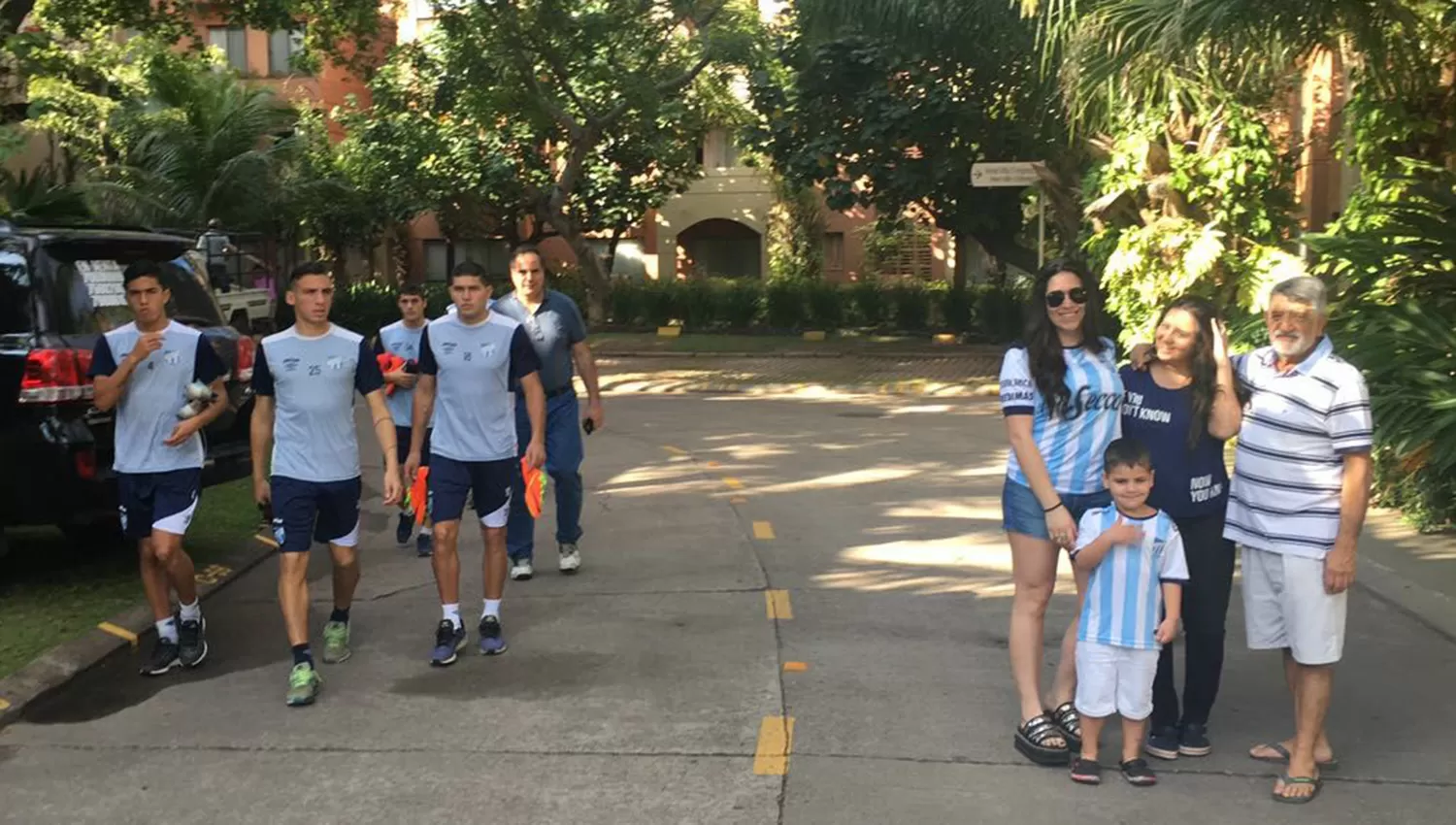 EN FAMILIA. Julio, Macarena, Micaela y Onésimo Gutiérrez se encontraron con los jugadores en el hotel. (LA GACETA / NICOLÁS IRIARTE)