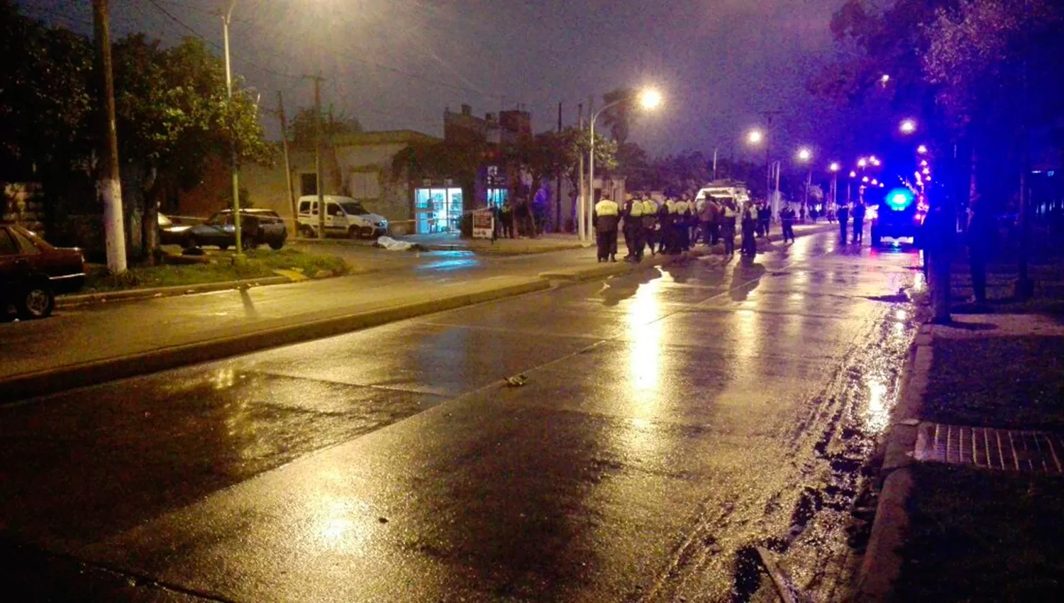 Los investigadores trabajando en el lugar. LA GACETA/FOTO DE MAURO SCHROTLIN