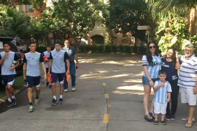 Los hinchas Decanos viajaron en familia para ver a su equipo en Bolivia