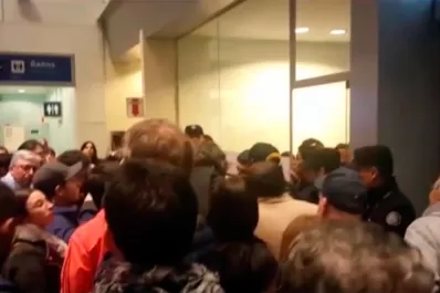 Indignación de pasajeros tucumanos que llevan más de ocho horas en el aeropuerto de Termas