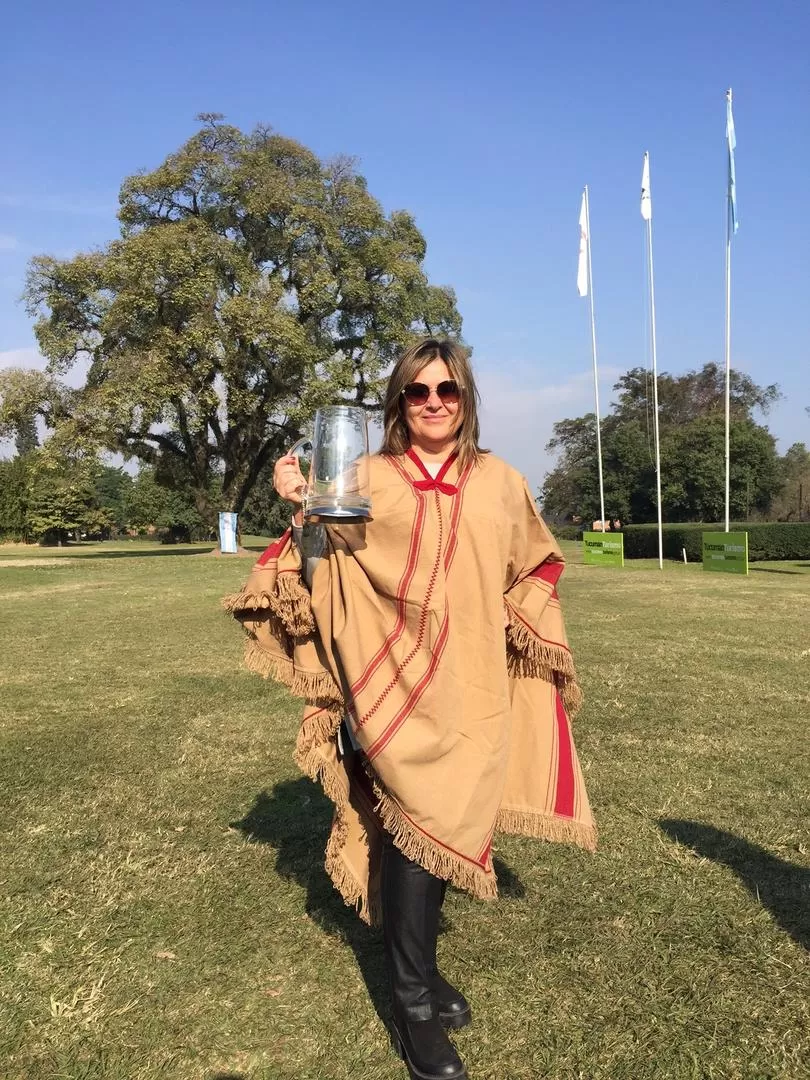 REINA. Agüero posa con el poncho y la jarra que recibió por triunfar en scratch. gentileza Pedro Caram Di Santo