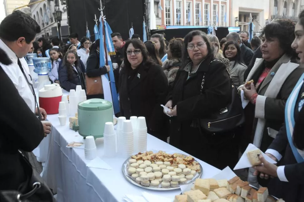 PARA TODOS. El frío obligó a que muchos buscaran chocolate caliente. la gaceta / foto de Analía Jaramillo