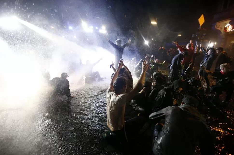 NOCHE DE FURIA. El barrio Schanzenviertel fue el epicentro de las barricadas y de la represión policial.  reuters