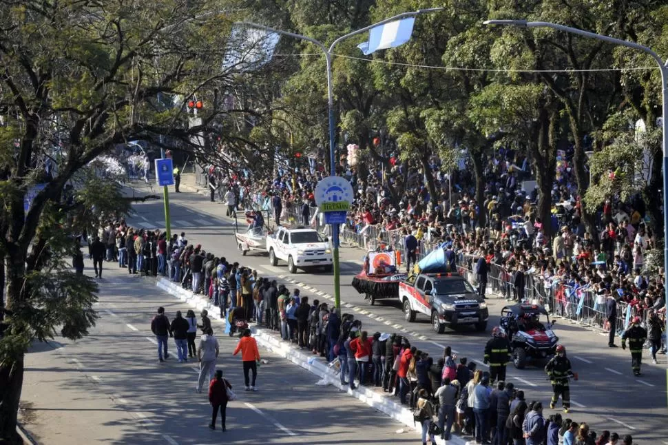 SALUDO. Muñecos del Ministerio de Educación pasan frente al palco oficial.