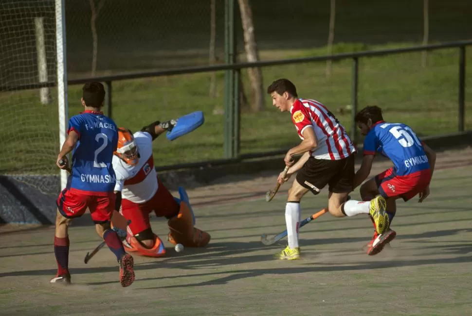 MUY CERCA. Gianfranco Micieli se pierde el gol en un ataque “santo”.  la gaceta / foto de Osvaldo Ripoll