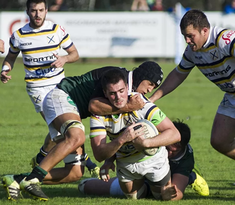 LUCHADO. Entre Tucumán Rugby y Lawn Tennis todo fue muy apretado. El local ganó con esfuerzo. la gaceta / foto de jorge olmos sgrosso