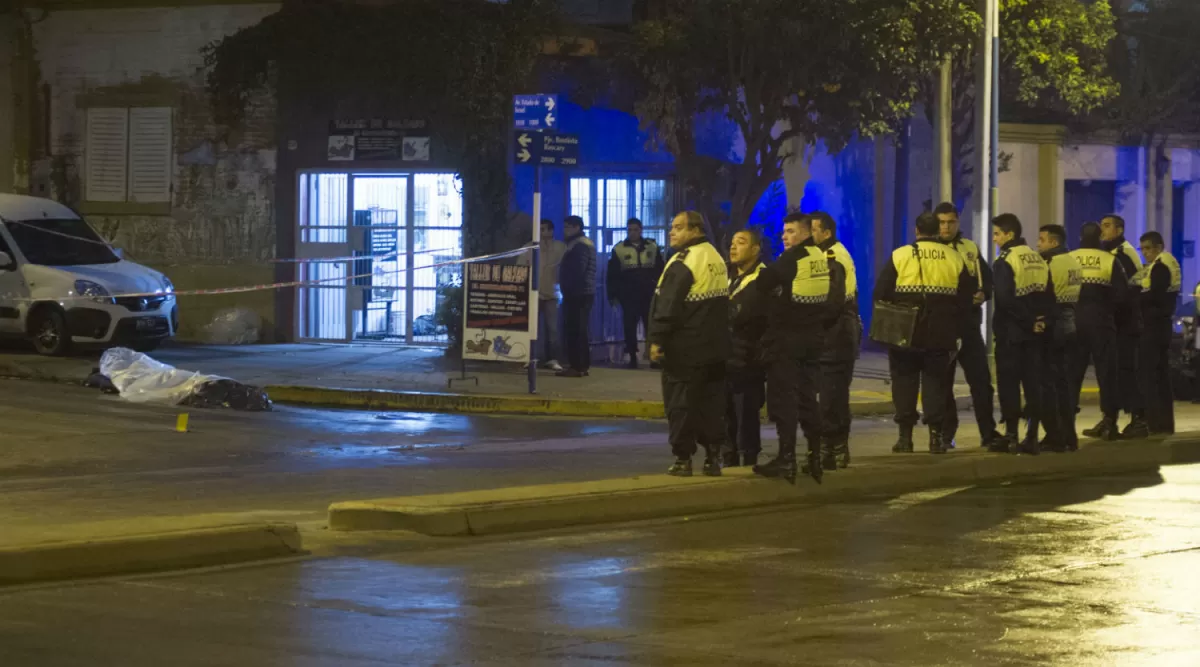 EL LUGAR. Los efectivos quedaron tirados uno al lado del otro, en la calle. la gaceta / foto de diego aráoz