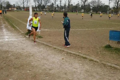 Los atletas continúan realizando excelentes marcas en la pista