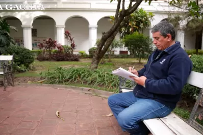 Luego de 25 años como conserje en la Unsta, Edgardo decidió agarrar los libros y empezó una carrera