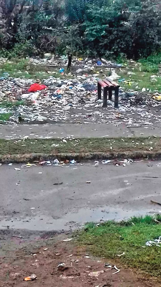 Un basural que se mantiene y crece a la orilla de las vías del ferrocarril