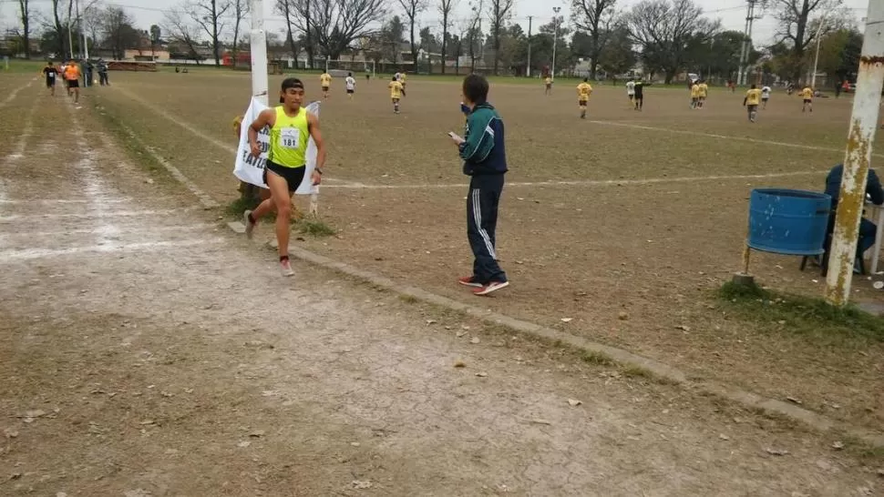 EN LOS 3.000 METROS. Pablo Díaz conquistó la carrera con 10’03”. 