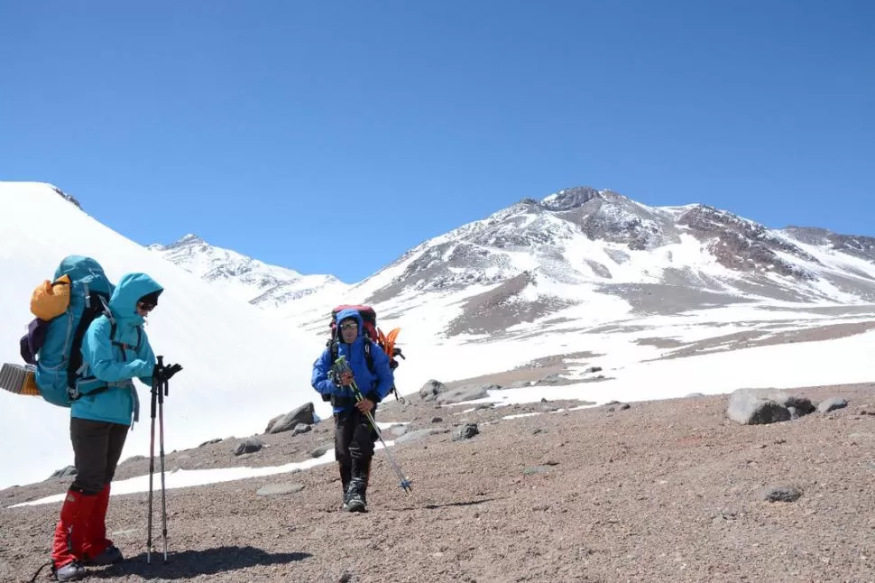 EN LA NIEVE. En 2015, Mariano Galván se aprestaba a iniciar el rescate del cuerpo de Malli Mastan Babu. Foto de Mariano Galván.-