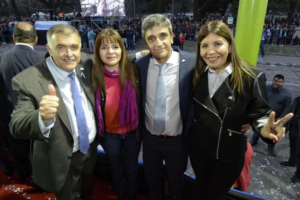 EN EL FESTEJO PATRIO. Los precandidatos del Frente Justicialista por Tucumán posaron durante el desfile cívico militar. twitter @GonzaloBlasco9