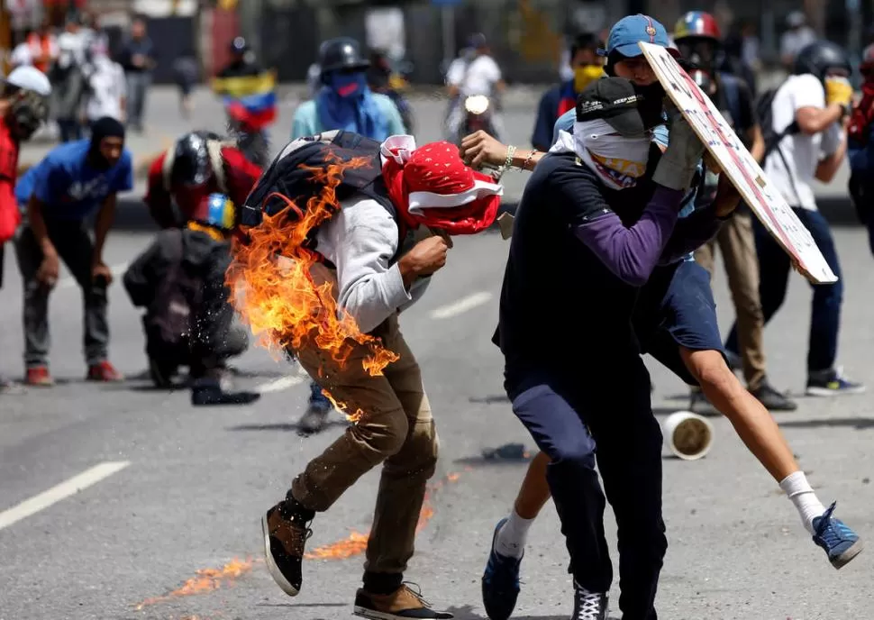 CIEN DÍAS DE PROTESTA. No cesan las manifestaciones callejeras.  Reuters