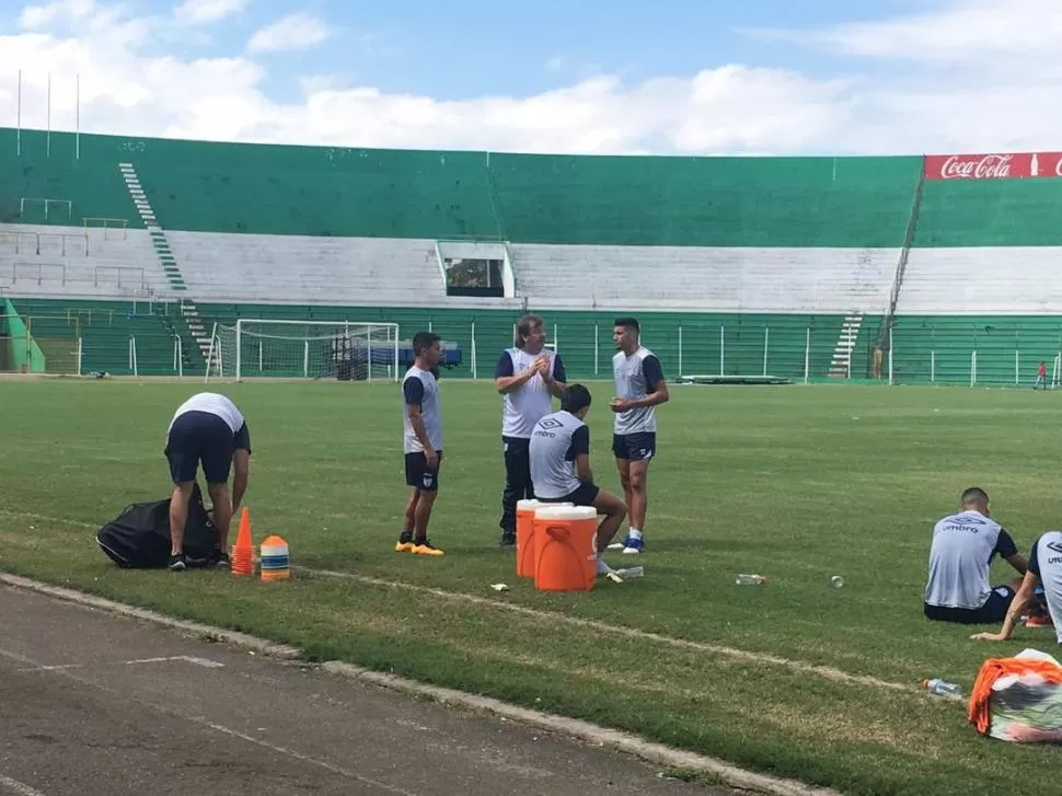 DE TÉCNICOS. Zielinski habla con sus jugadores durante la puesta a punto.  