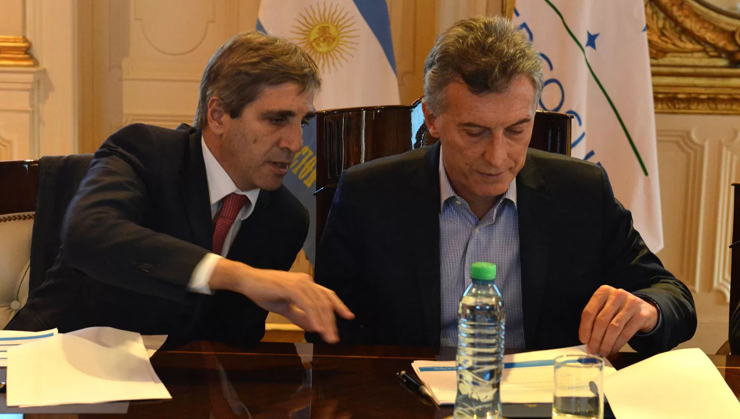 MAURICIO MACRI. El presidente junto al ministro de Finanzas, Luis Caputo. DYN