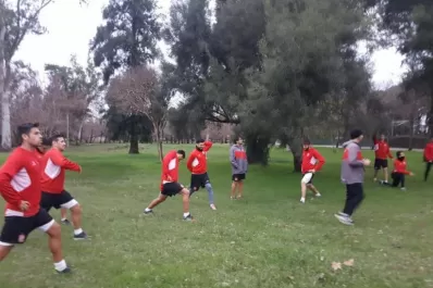 El plantel “santo” ya está en Gualeguaychú, donde mañana enfrentará a Juventud Unida