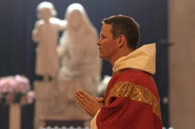 Un ex jugador de Manchester United se ordenó como sacerdote católico en Dublin