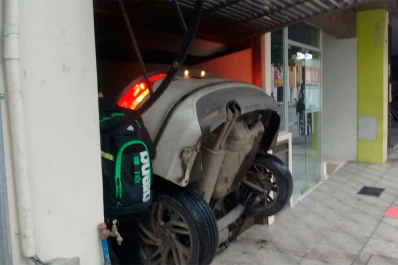 Un auto quedó colgando en la entrada de un garage en pleno centro