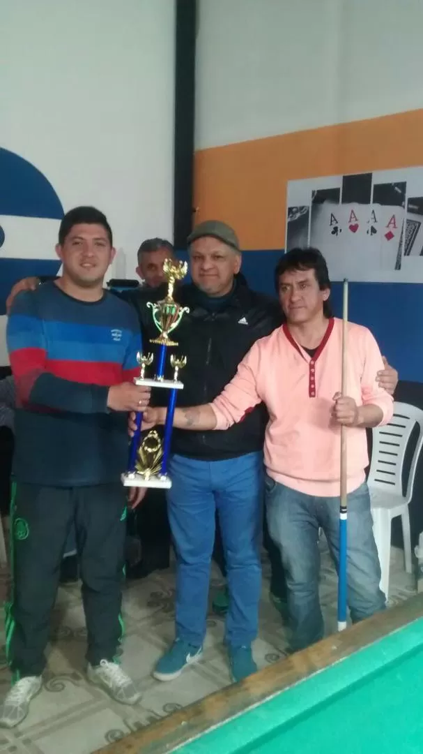 EN LULES. Los campeones Saracho (izq.) y Mansilla reciben el trofeo. 