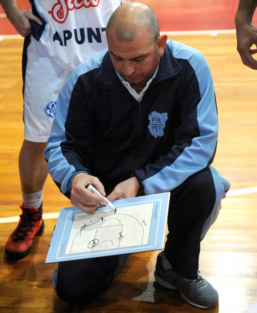 TODO PREPARADO. Mario Vildoza dirigirá a Tucumán, que busca el tricampeonato. la gaceta / archivo