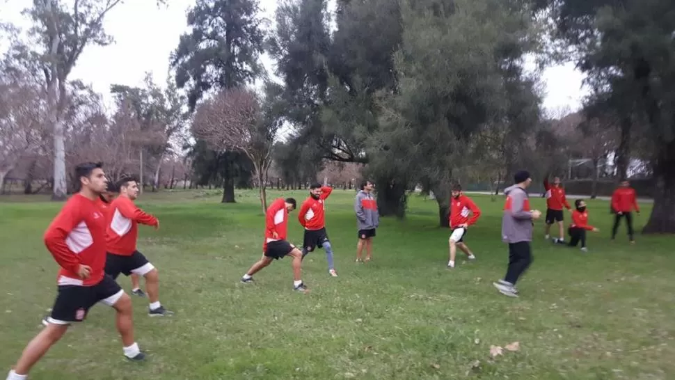 REGENERATIVOS. El parque Unzué fue escenario de la práctica que realizó ayer el plantel de San Martín, horas después de llegar a la ciudad de Gualeguaychú.  prensa casam