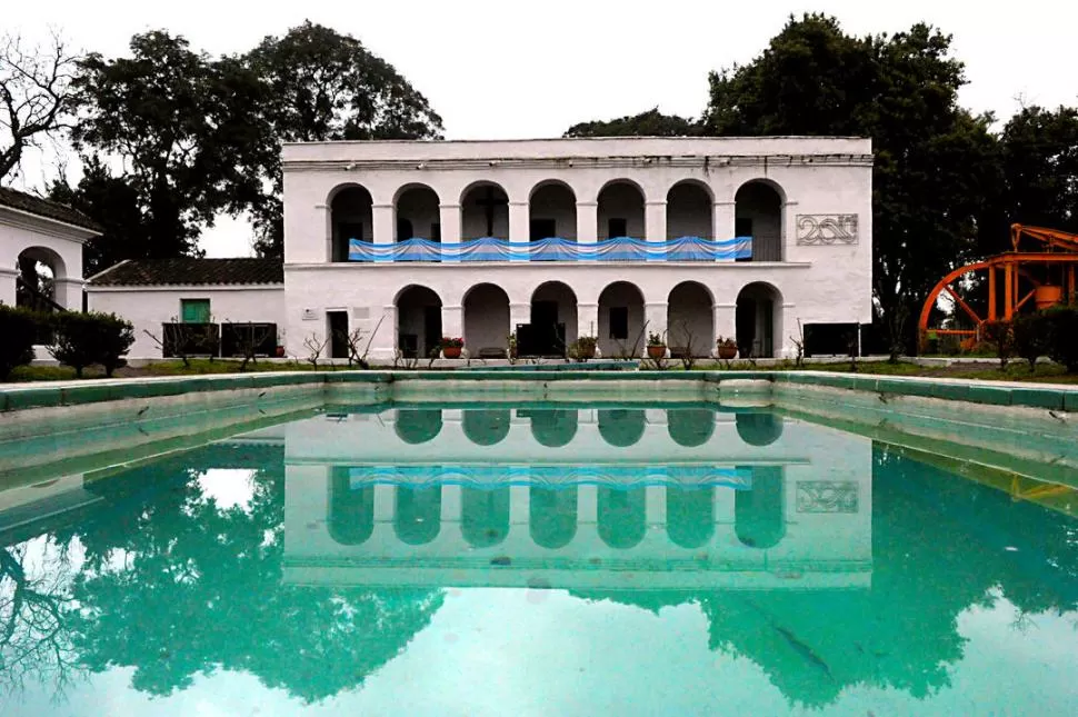 ATRACTIVO. La pileta, en el centro del coqueto jardín, embellece el edificio. LA GACETA / FOTO DE FRANCO VERA.-