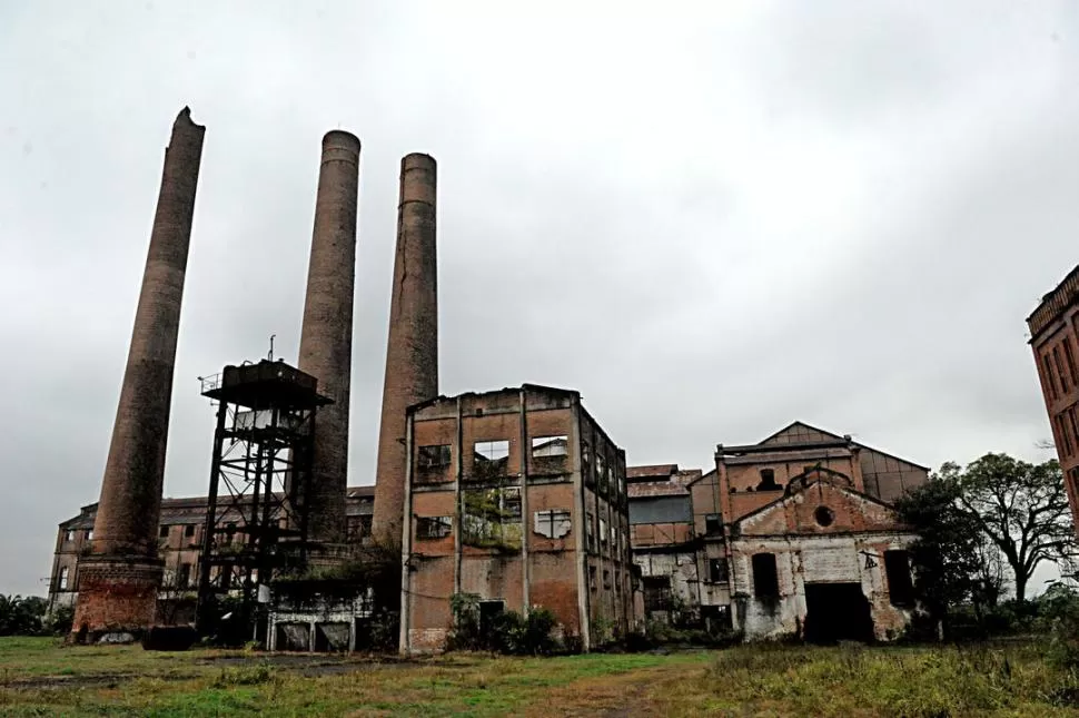  -EL PASO DEL TIEMPO. La vieja nave central del ex ingenio San Pablo con sus chimeneas y sus estructuras de hierro le dan un toque especial al recorrido. LA GACETA / FOTOS DE FRANCO VERA.-