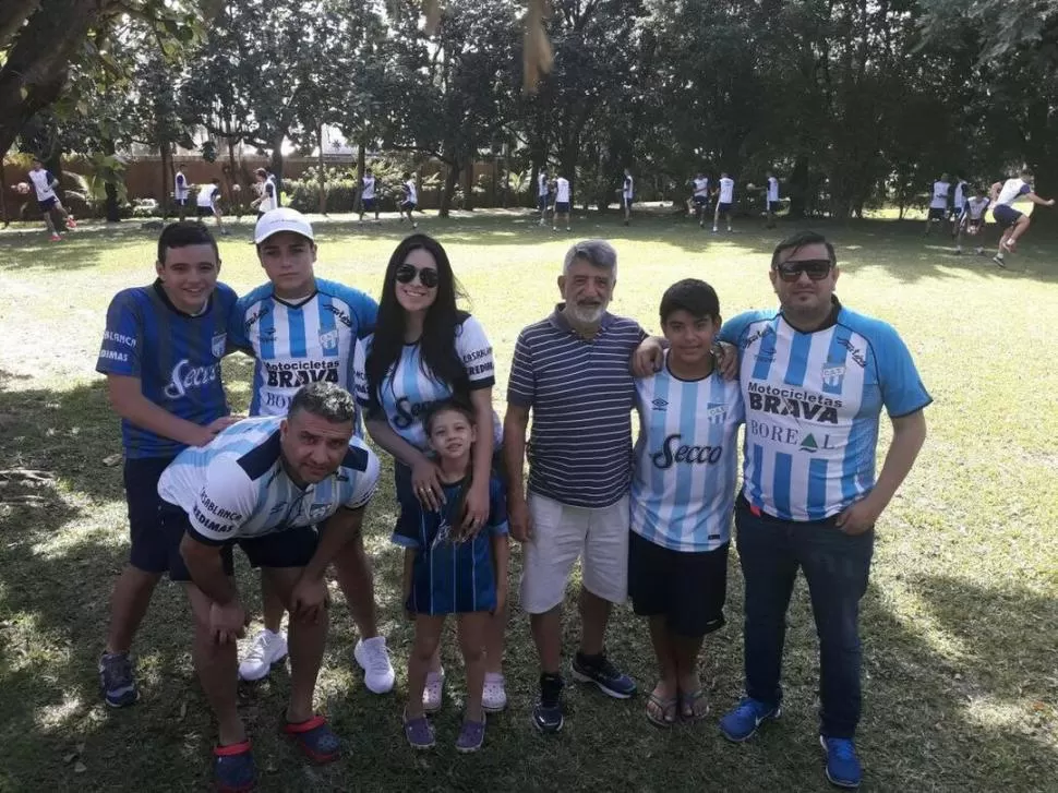 LOS GUTIÉRREZ. Un grupo vive en Santa Cruz de la Sierra y otro de Tucumán. La familia volvió a reunirse para alentar al “Decano” frente al Oriente Petrolero.  LA GACETA / FOTO DE NICOLÁS IRIARTE - ENVIADO ESPECIAL