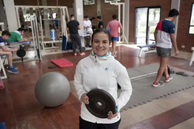 Una mujer es la preparadora física del plantel de Natación y Gimnasia