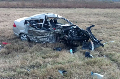 Dos vehículos chocaron de frente, uno se incendió y los conductores resultaron heridos