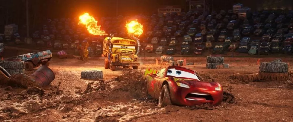 EN PROBLEMAS. Rayo McQueen tiene un veloz rival en las pistas y debe volver a entrenarse para ser competitivo.  