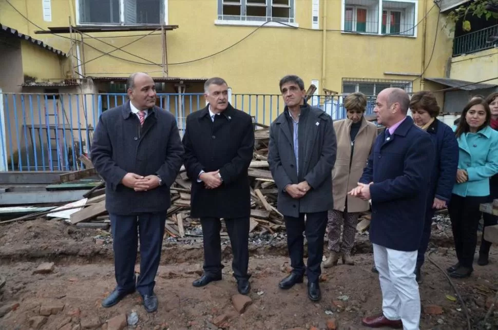 RECORRIDA. Manzur, Jaldo y Yedlin supervisaron obras escolares en la capital. twitter @JuanManzurOK