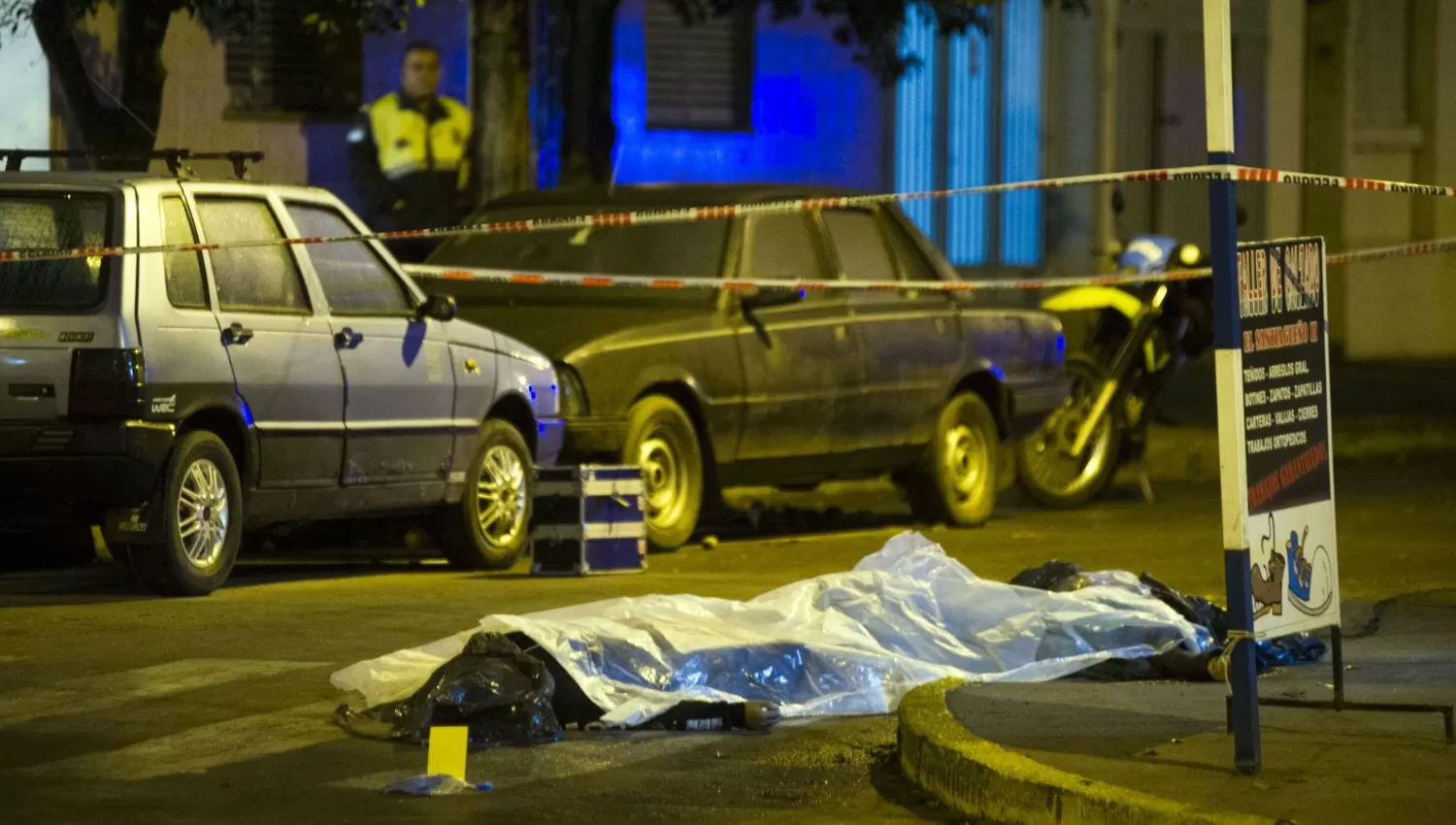 SIN VIDA. Los cuerpos de los policías quedaron sobre el pavimento, a pocos metros de un taller de calzados ubicado en la esquina. ARCHIVO LA GACETA 