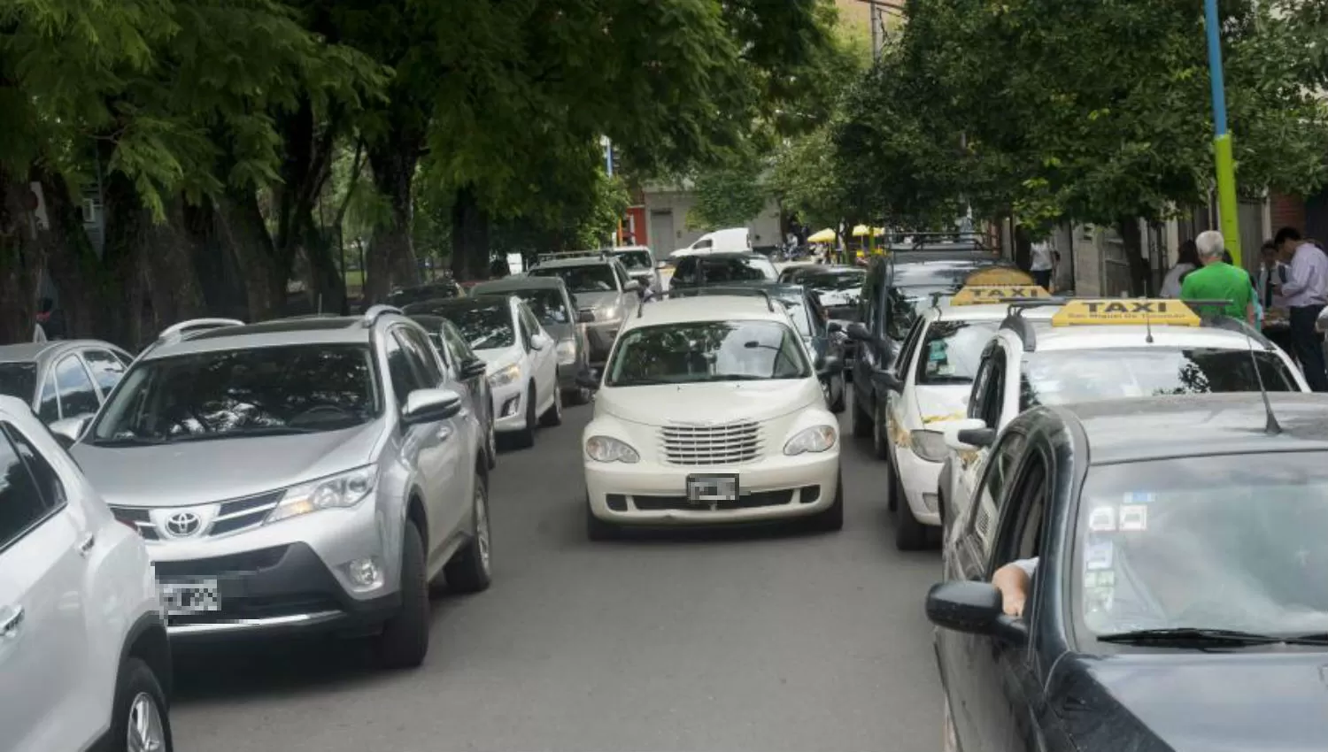 EN INFRACCIÓN. En la primera cuadra de Marcos Paz, frente a un colegio privado,vehículos estacionados en dos y tres filas. ARCHIVO LA GACETA