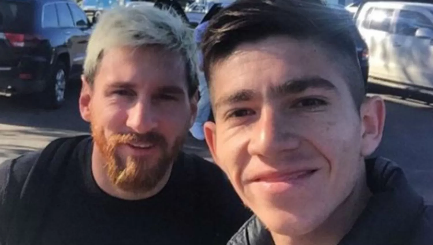 JUNTO A SU ÍDOLO. Gastón, con Messi. FOTO TOMADA DE FACEBOOK.COM