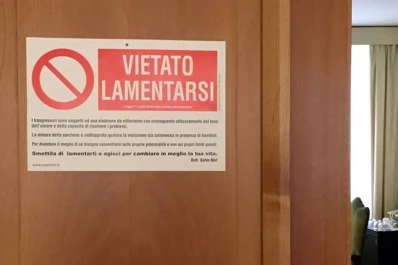 Qué dice el cartel que puso el Papa en la puerta de su habitación