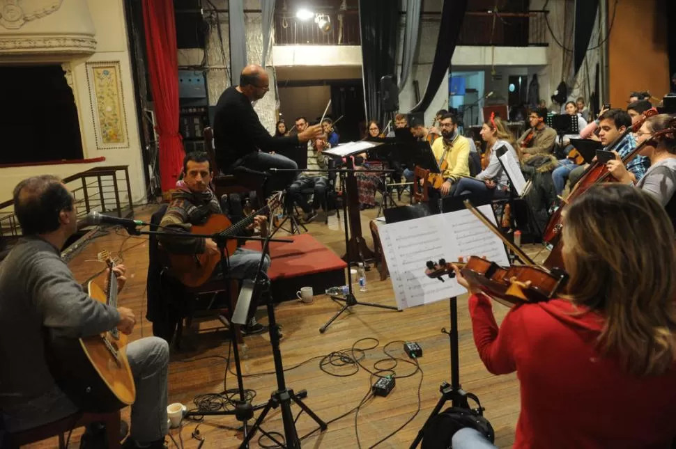JUNTOS. Fandermole y Quintero en guitarra y voces; Guersman en la batuta y los músicos, en pleno ensayo. LA GACETA / FOTO DE ANTONIO  FERRONI.-