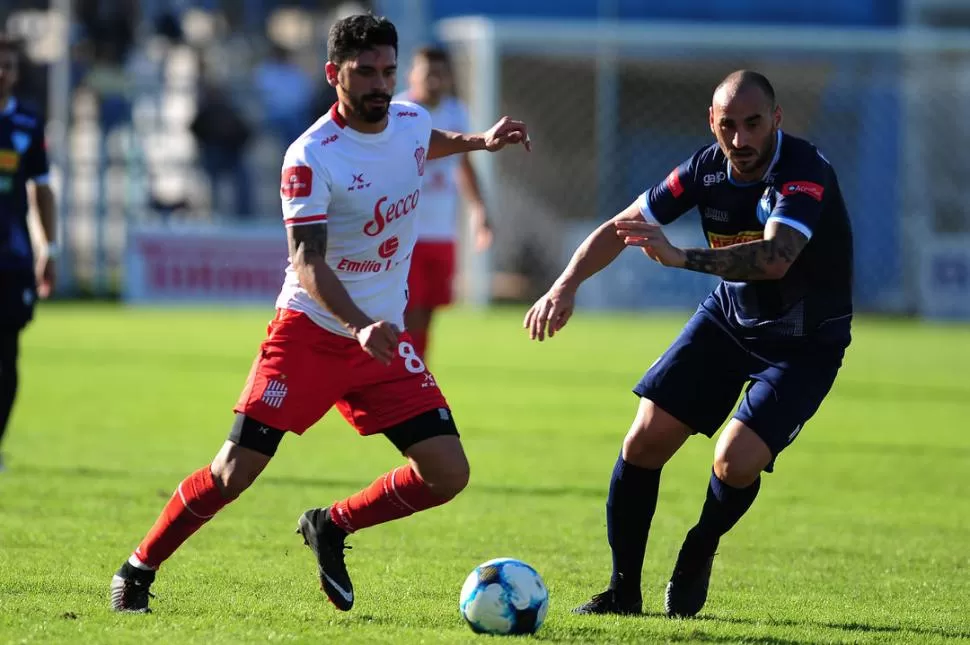 SIN DUEÑO. Galeano y Ramírez luchan por la pelota, graficando lo que fue el juego. Ni el local ni el “Santo” pudieron hacerse del balón para imponer condiciones. chinophotos (especial para la gaceta)